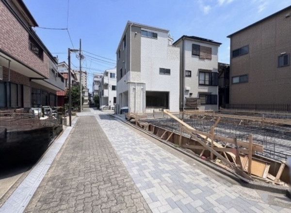 江東区東砂、新築一戸建ての前面道路を含む現地写真画像です