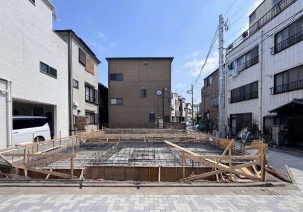 江東区東砂、新築一戸建ての前面道路を含む現地写真画像です