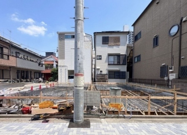江東区東砂、新築一戸建ての前面道路を含む現地写真画像です
