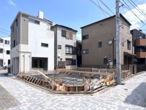 江東区東砂、新築一戸建ての前面道路を含む現地写真画像です