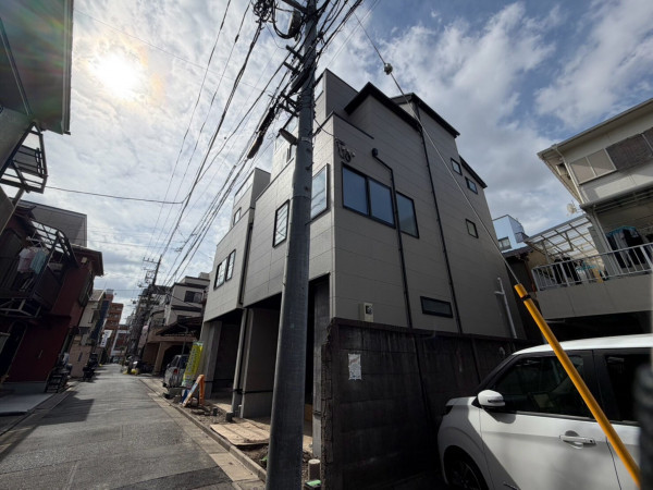 江東区東砂、新築一戸建ての前面道路を含む現地写真画像です