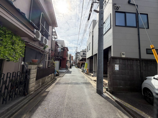 江東区東砂、新築一戸建ての前面道路を含む現地写真画像です
