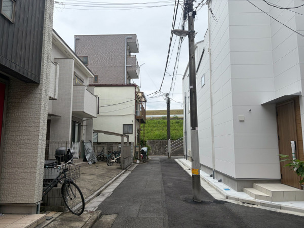 江東区東砂、新築一戸建ての前面道路を含む現地写真画像です