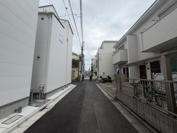 江東区東砂、新築一戸建ての前面道路を含む現地写真画像です
