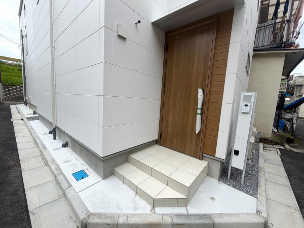 江東区東砂、新築一戸建ての玄関画像です