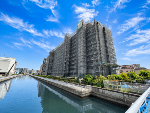 江東区枝川、マンションの外観画像です