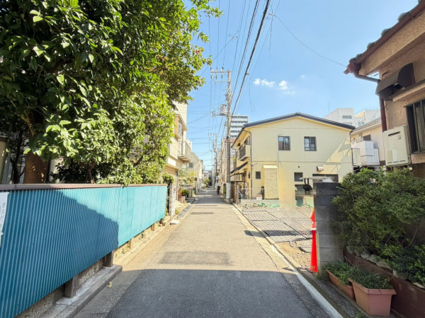 江東区大島、新築一戸建ての前面道路を含む現地写真画像です