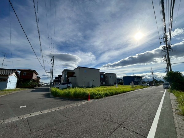 鈴鹿市末広南、土地の前面道路を含む現地写真画像です