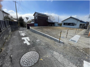 鈴鹿市石薬師町、土地の前面道路を含む現地写真画像です