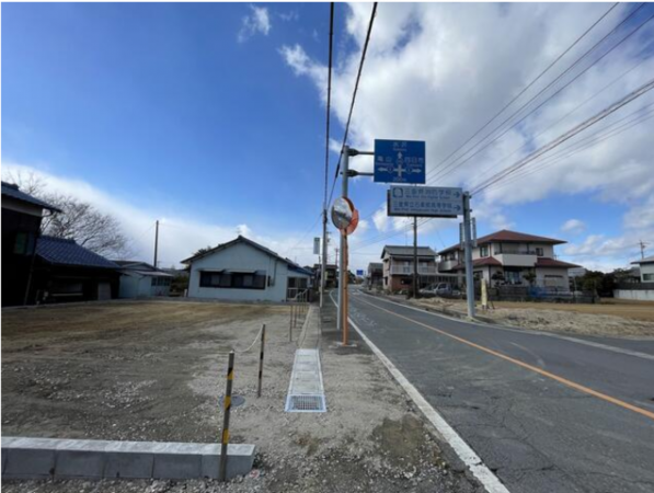 鈴鹿市石薬師町、土地の前面道路を含む現地写真画像です