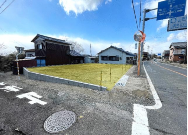 鈴鹿市石薬師町、土地の前面道路を含む現地写真画像です