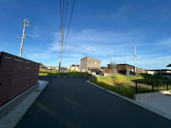 鈴鹿市南玉垣町、土地の前面道路を含む現地写真画像です