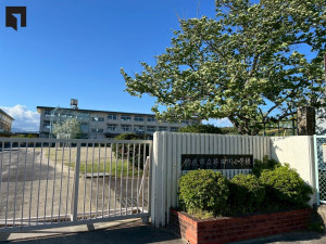 鈴鹿市小田町、土地の小学校画像です