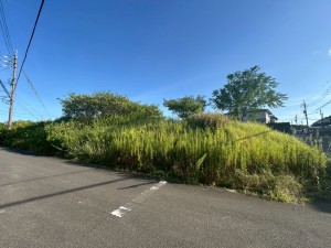 鈴鹿市小田町、土地の前面道路を含む現地写真画像です