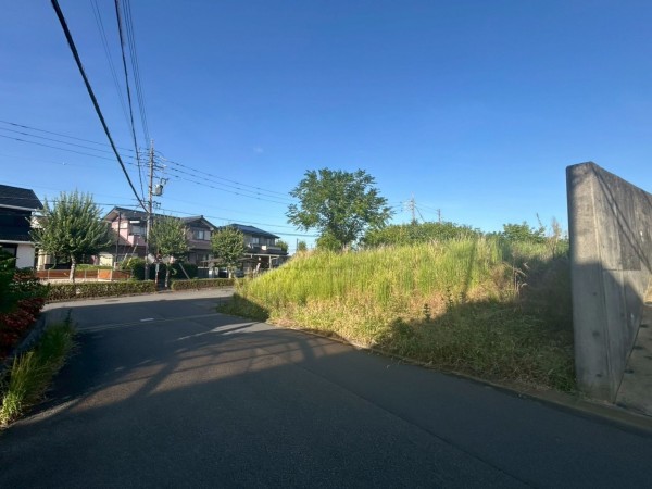 鈴鹿市小田町、土地の前面道路を含む現地写真画像です