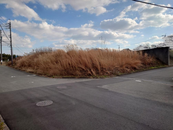 鈴鹿市小田町、土地の前面道路を含む現地写真画像です