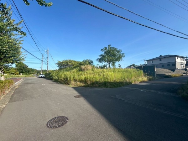 鈴鹿市小田町、土地の前面道路を含む現地写真画像です