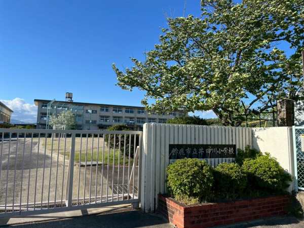 鈴鹿市小田町、土地の小学校画像です