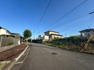 鈴鹿市小田町、土地の前面道路を含む現地写真画像です