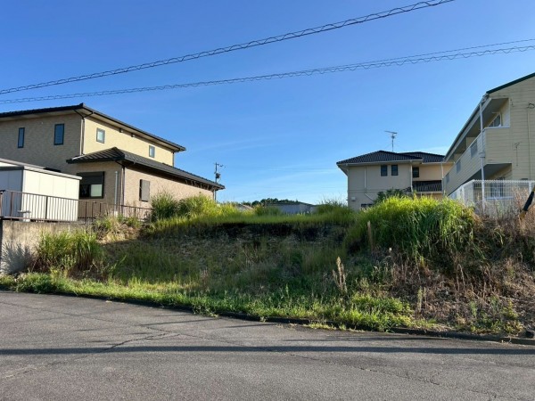 鈴鹿市小田町、土地の前面道路を含む現地写真画像です