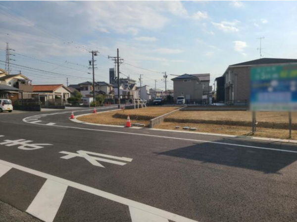鈴鹿市南玉垣町、土地の前面道路を含む現地写真画像です