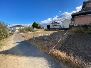 鈴鹿市平野町、土地の前面道路を含む現地写真画像です