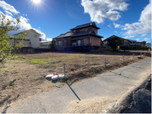 鈴鹿市平野町、土地の前面道路を含む現地写真画像です