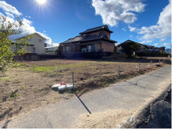 鈴鹿市平野町、土地の前面道路を含む現地写真画像です