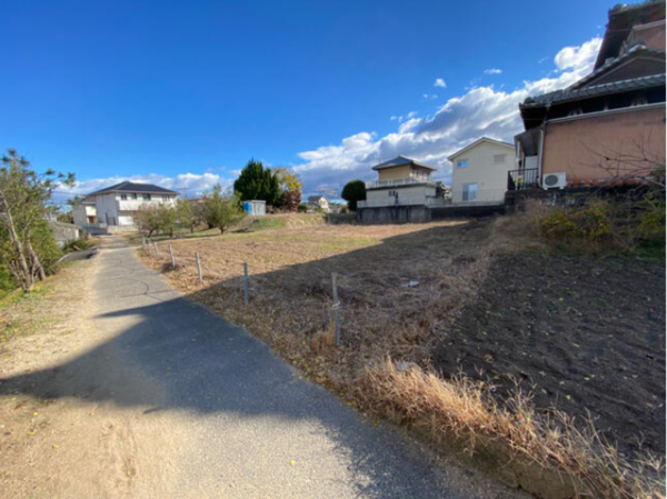 鈴鹿市平野町、土地の前面道路を含む現地写真画像です