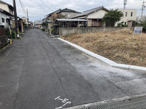 鈴鹿市池田町、土地の前面道路を含む現地写真画像です