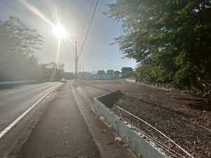 鈴鹿市小田町、土地の前面道路を含む現地写真画像です