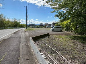 鈴鹿市小田町、土地の前面道路を含む現地写真画像です