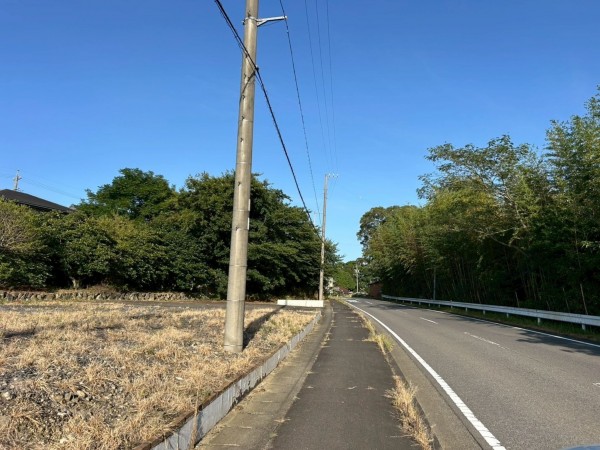 鈴鹿市小田町、土地の前面道路を含む現地写真画像です