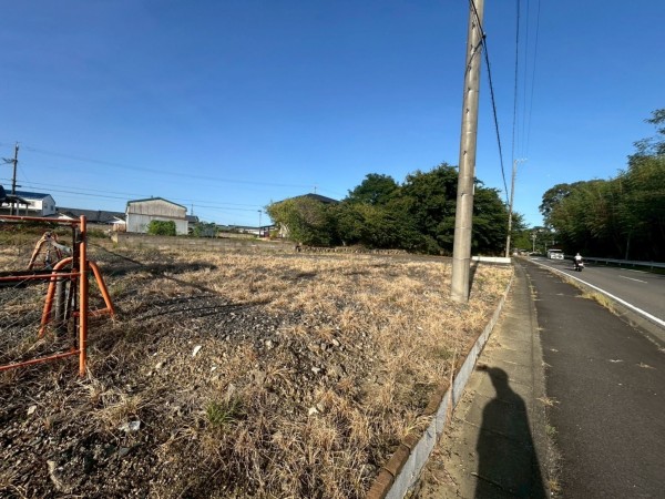 鈴鹿市小田町、土地の前面道路を含む現地写真画像です