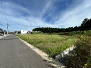 鈴鹿市稲生西、土地の前面道路を含む現地写真画像です