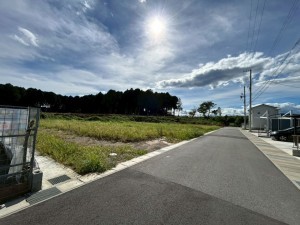 鈴鹿市稲生西、土地の前面道路を含む現地写真画像です