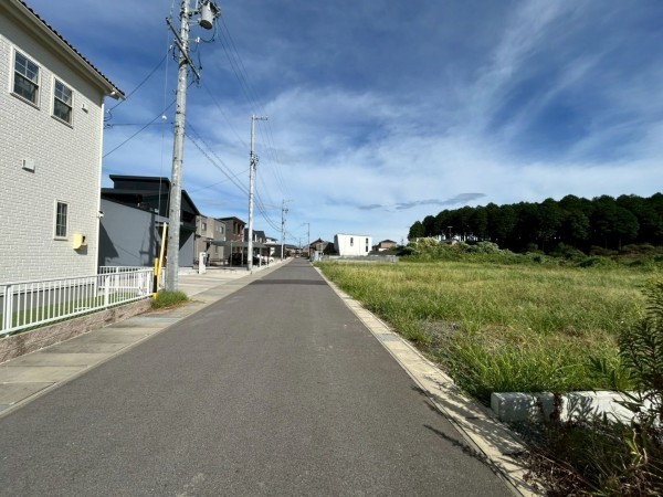 鈴鹿市稲生西、土地の前面道路を含む現地写真画像です
