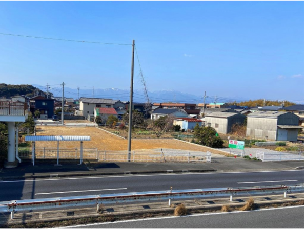 鈴鹿市石薬師町、土地の前面道路を含む現地写真画像です