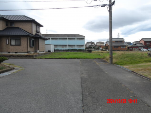 鈴鹿市東磯山、土地の前面道路を含む現地写真画像です