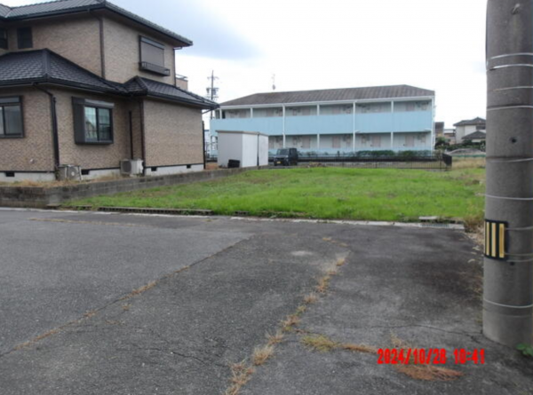 鈴鹿市東磯山、土地の前面道路を含む現地写真画像です
