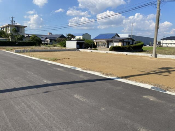 鈴鹿市池田町、土地の前面道路を含む現地写真画像です
