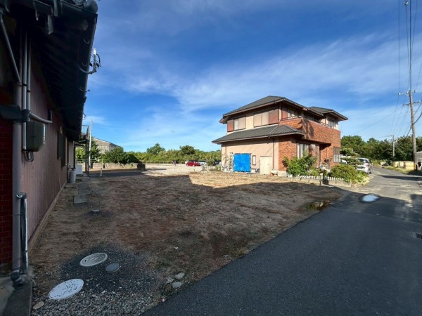 鈴鹿市東江島町、土地の前面道路を含む現地写真画像です