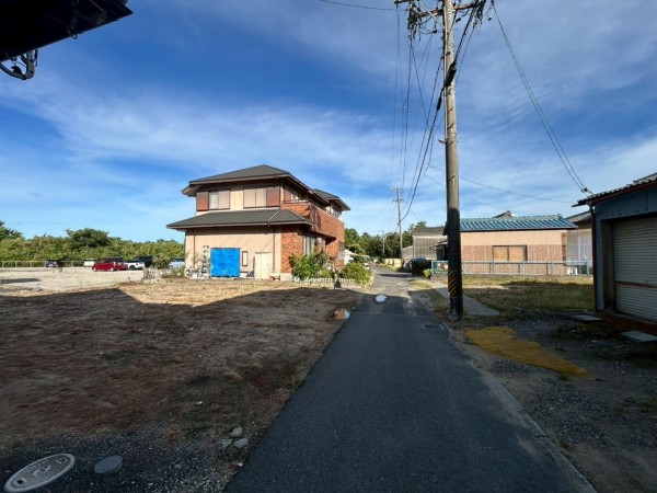 鈴鹿市東江島町、土地の前面道路を含む現地写真画像です
