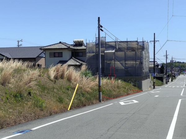 鈴鹿市自由ヶ丘、土地の前面道路を含む現地写真画像です