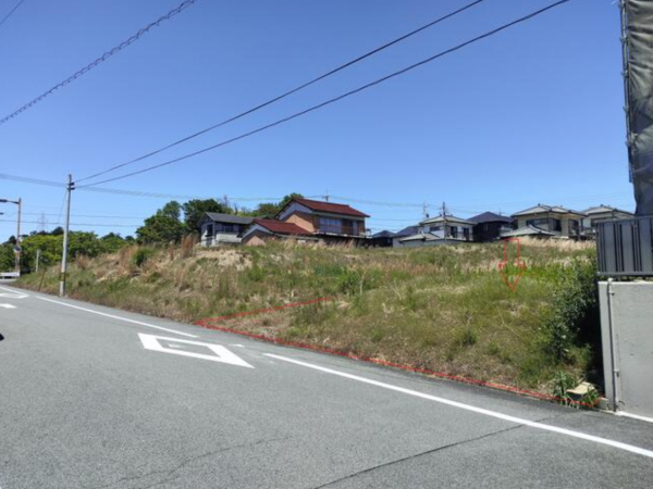 鈴鹿市自由ヶ丘、土地の前面道路を含む現地写真画像です