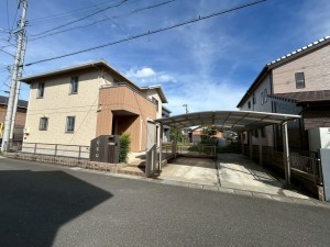 鈴鹿市稲生、中古一戸建ての前面道路を含む現地写真画像です