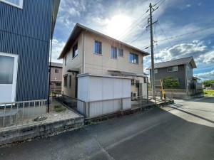 鈴鹿市稲生、中古一戸建ての前面道路を含む現地写真画像です