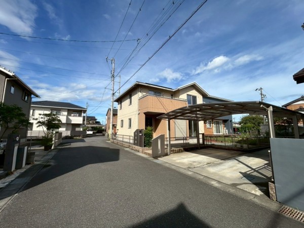 鈴鹿市稲生、中古一戸建ての前面道路を含む現地写真画像です