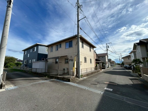 鈴鹿市稲生、中古一戸建ての前面道路を含む現地写真画像です