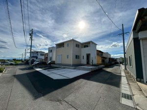 鈴鹿市稲生塩屋、新築一戸建ての前面道路を含む現地写真画像です